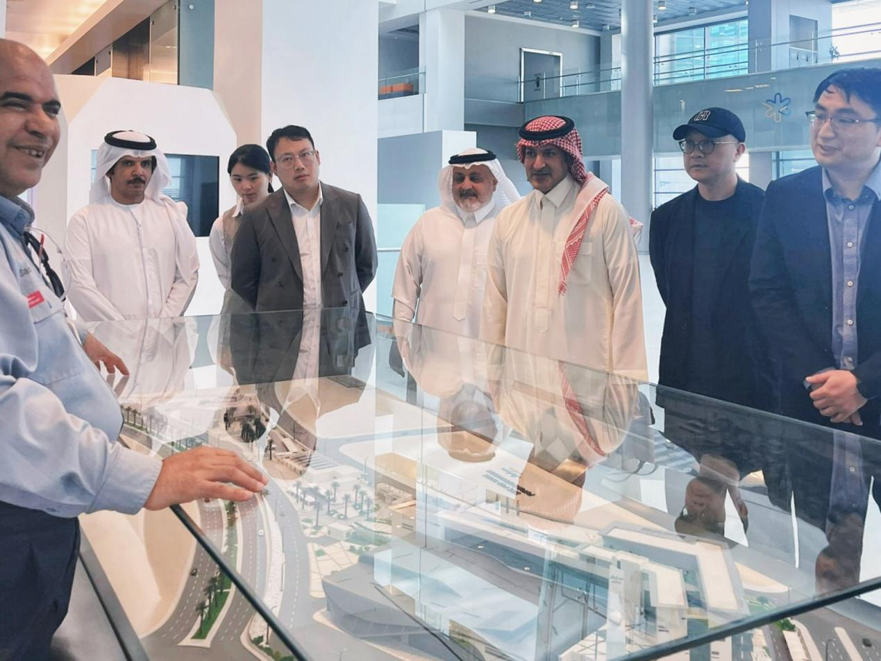 尊龙凯时中东代表一行参观SABIC Home of Innovation2.png